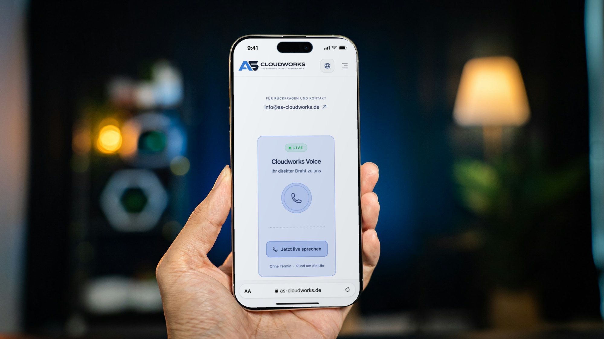 Smartphone mit Cloudworks Voice, dem Sprachassistenten auf as-cloudworks.de