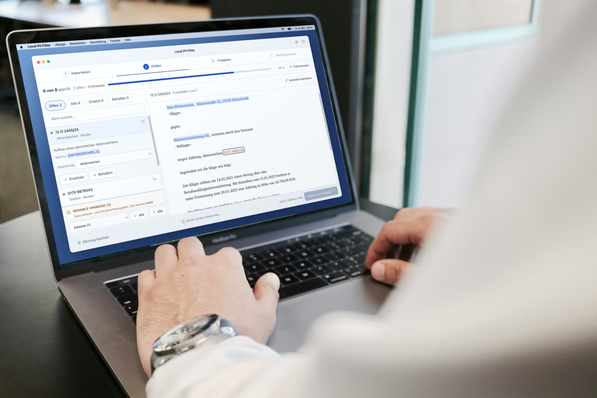 Laptop mit dem Local PII Filter: Namen, Adresse und Aktenzeichen in einem Schriftsatz sind zur Prüfung markiert