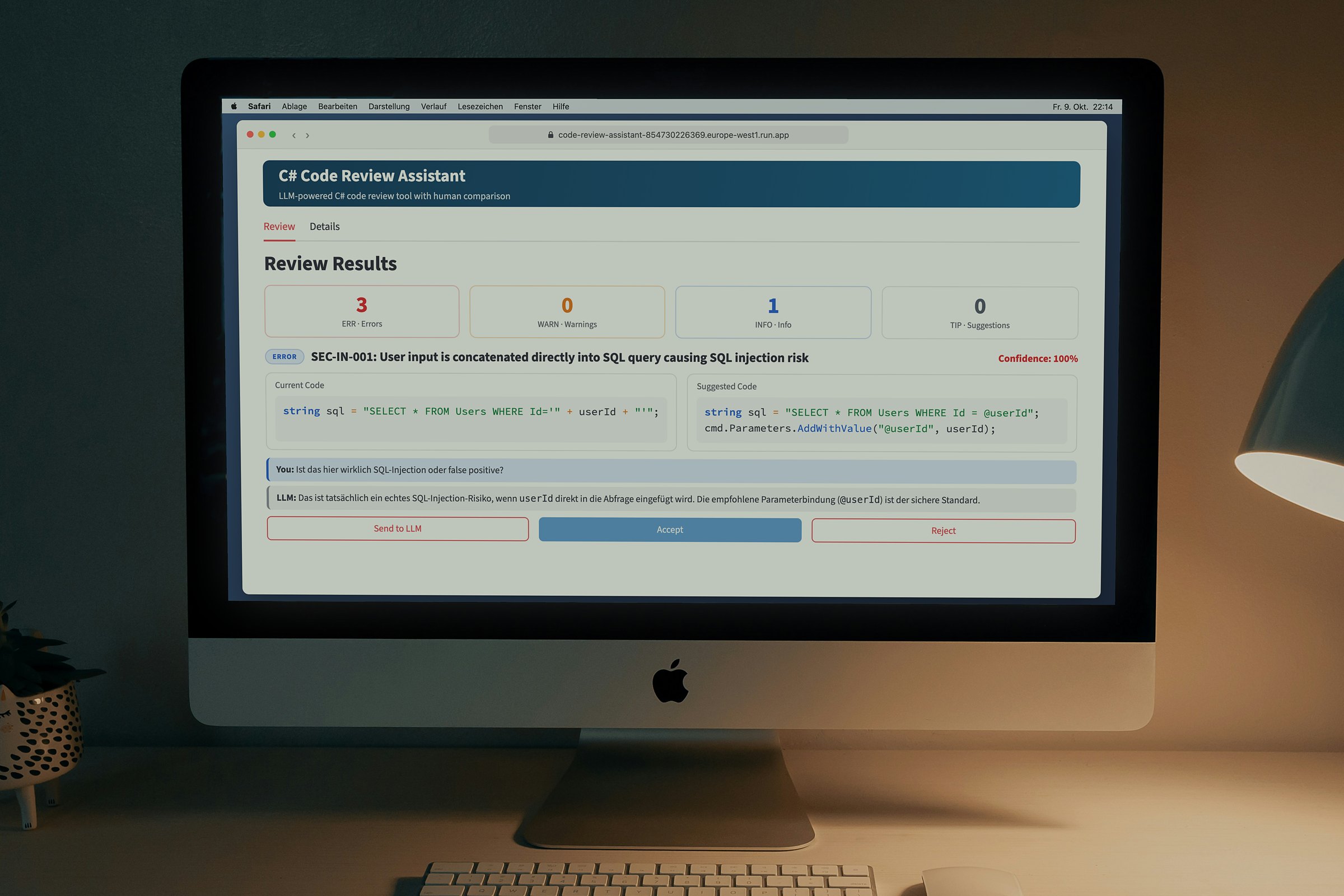 Monitor mit den Ergebnissen eines KI-gestützten Code-Reviews