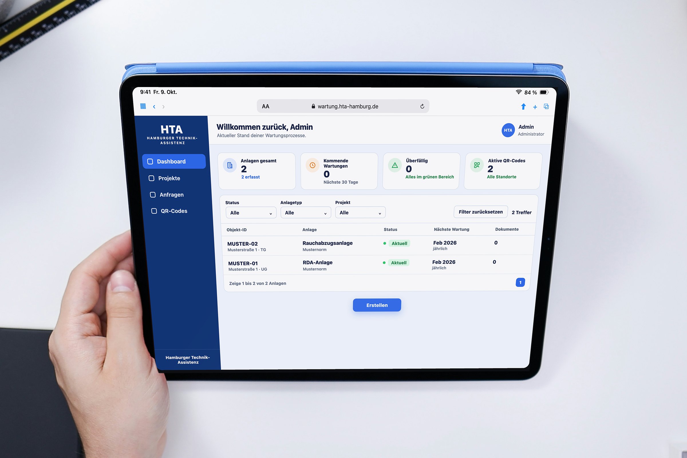 Tablet mit dem Dashboard eines Wartungssystems